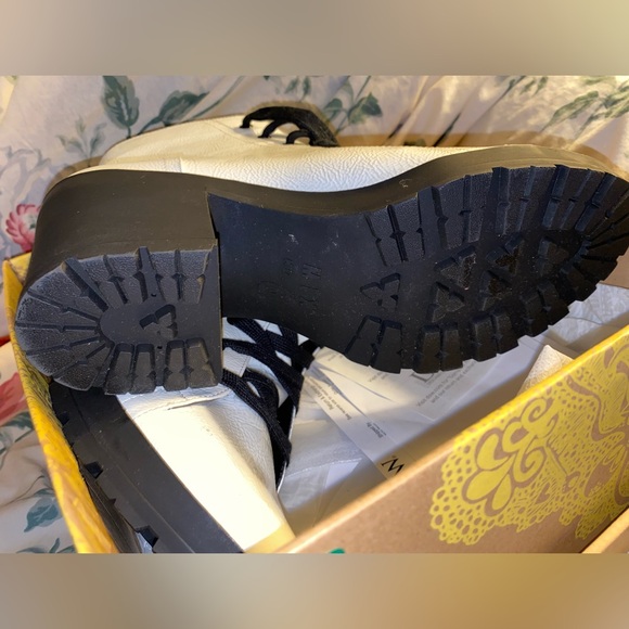New In Box Women’s Mix No 6 White Combat Boots - Picture 2 of 4